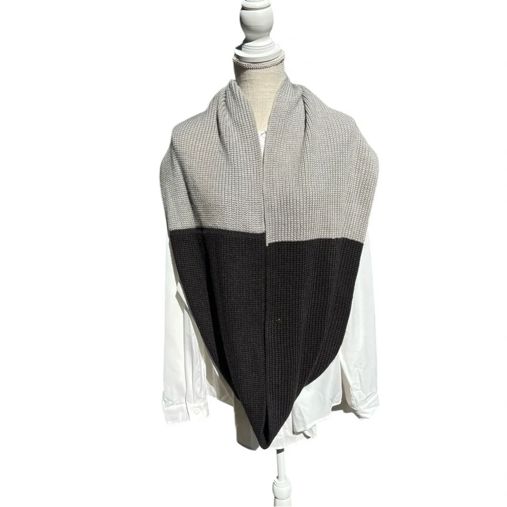 ♠️Kate Spade Black & Gray Color Block Knit Infinity Scarf with Charm